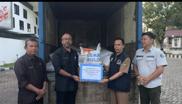 Serah terima bantuan beras bagi korban banjir di Sumpur Kudus.