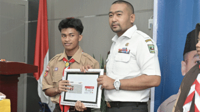 Pelaksana Tugas (Plt) Gubernur Sumatera Barat yang juga Ketua Kwarda 03 Sumbar, Audy Joinaldy serahkan kartu tanda anggota (KTA) untuk pramuka di SMK Negeri 9 Padang, Rabu (20/11/2024).