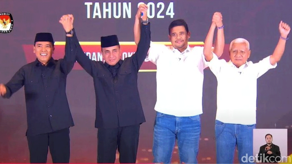 Paslon Bobby-Surya dan Edy-Hasan berfoto bersama usai debat perdana Pilgub Sumut 2024 (YouTube KPU Sumut)