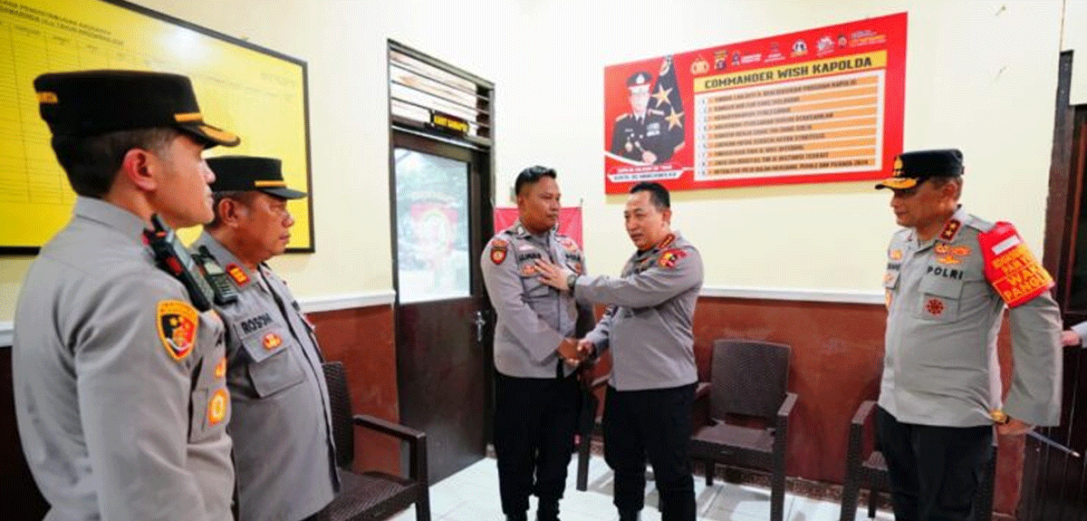 Kapolri Jenderal Listyo Sigit Prabowo menemui Bripka Joko Hadi Aprianto, Bintara Polsek Samarinda Hulu yang juga seorang penggali kubur untuk masyarakat di Polresta Samarinda, Kalimantan Timur, Senin (9/9/2024).