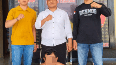 Kasat Reskrim Polres Buteng, AKP Sunarton bersama anggota mengamankan pelaku penikaman warga Kelurahan Tolandona