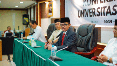 Rektor Universitas Andalas, Efa Yonnedi bersama pejabat lainnya.