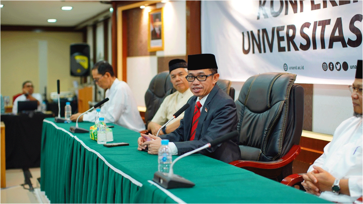Rektor Universitas Andalas, Efa Yonnedi bersama pejabat lainnya.