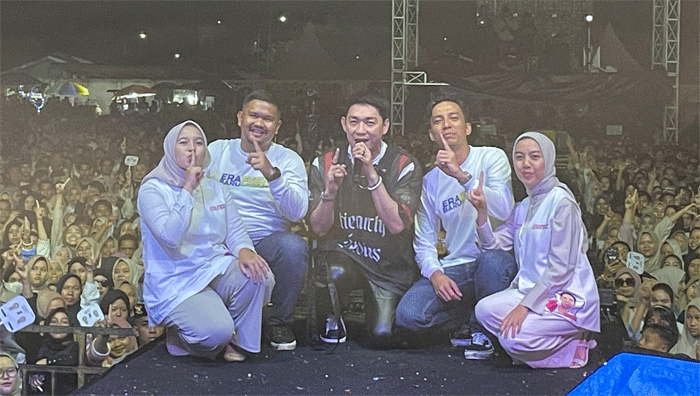 –Ribuan pendukung pasangan calon (paslon) nomor urut satu, Riyanda Putra dan Jeffry Hibatullah, menunjukkan antusiasme luar biasa pada kampanye akbar yang digelar di Lapangan Ombilin, Sawahlunto, Rabu (23/11/2024).