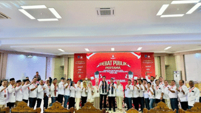 Riyanda-Jeffry bersama tim pemenangan saat debat Pilkada Sawahlunto.