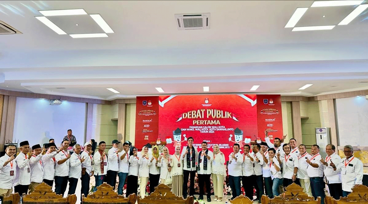 Riyanda-Jeffry bersama tim pemenangan saat debat Pilkada Sawahlunto.