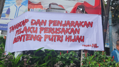 Sejumlah spanduk bertuliskan tangkap dan penjarakan pelaku perusakan Benteng Putri Hijau muncul di Medan