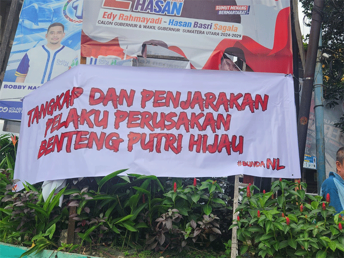Sejumlah spanduk bertuliskan tangkap dan penjarakan pelaku perusakan Benteng Putri Hijau muncul di Medan