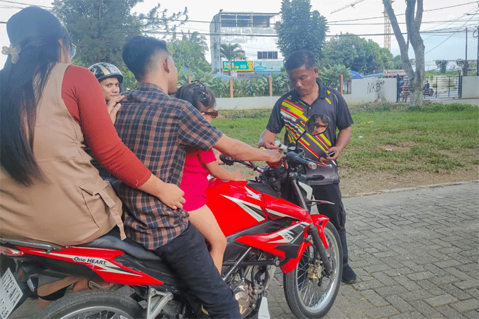 Pemeriksaan STNK kendaraan yang akan keluar dari parkiran Taman Cadika Medan
