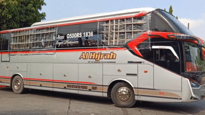 Bus Al Hijrah yang jadi korban pelemparan batu. (YouTube Denjuo)