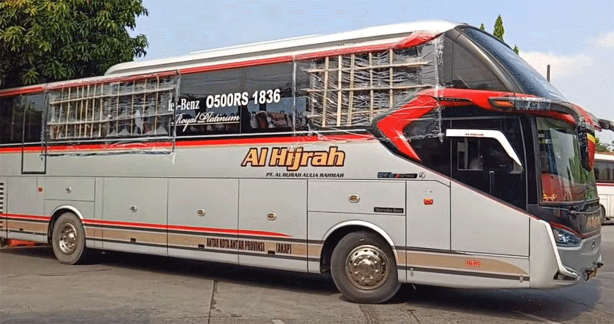Bus Al Hijrah yang jadi korban pelemparan batu. (YouTube Denjuo)