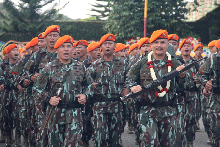 Mayor Pas Jhon Herriansyah Siregar secara resmi menerima tongkat komando, Kamis (14/11/2024) di Lapangan Upacara Yonko 469 Kopasgat dari komandan sebelumnya Letkol Pas Roni Cahyo Setiawan.