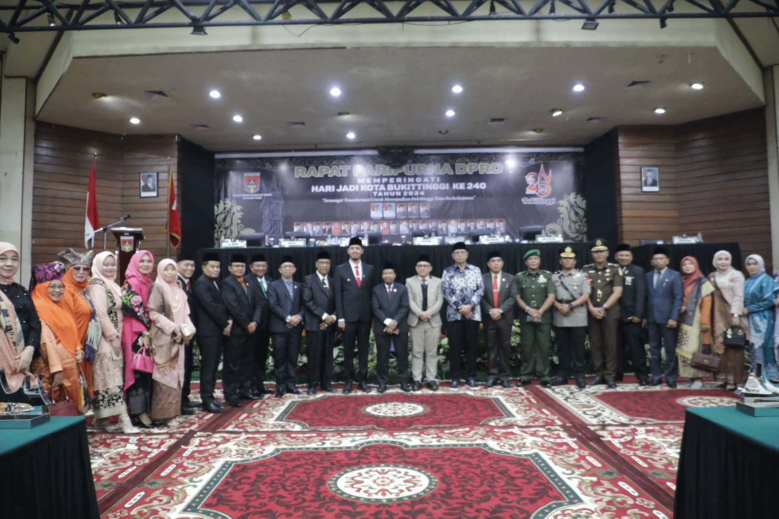 Ketua DPRD Syaiful Efendi bersama wakil ketua, Wali Kota Erman Safar, Wakil Wali Kota Marfendi dan anggota DPRD dan Forkopimda Bukittinggi.