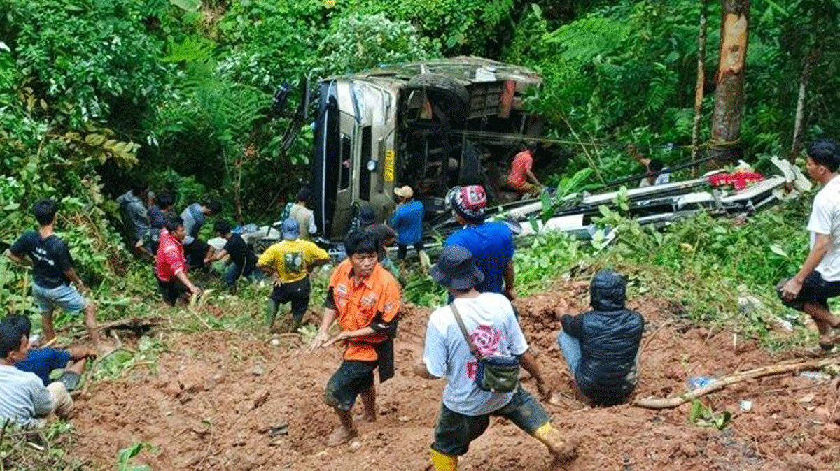 Bus jatuh di jurang Jalan Poros Palopo. (tribunnews)