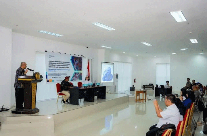 Penjabat Bupati Buteng, Kostantinus Bukide memberikan sambutan saat menerima tim KKP RI di Aula Pancana Kantor Bupati di Kota Praja Labungkari