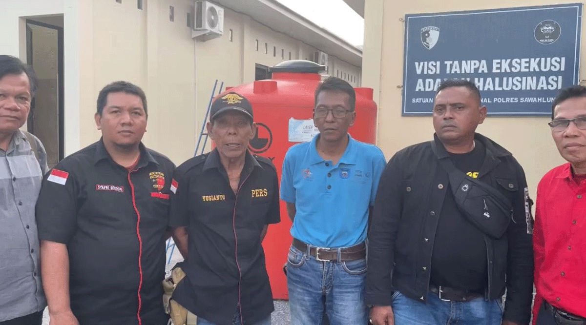 Damonok didampingi sejumlah awak media di Sawahlunto.