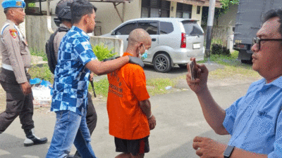 Terduga pelaku digiring petugas setelah ditangkap.