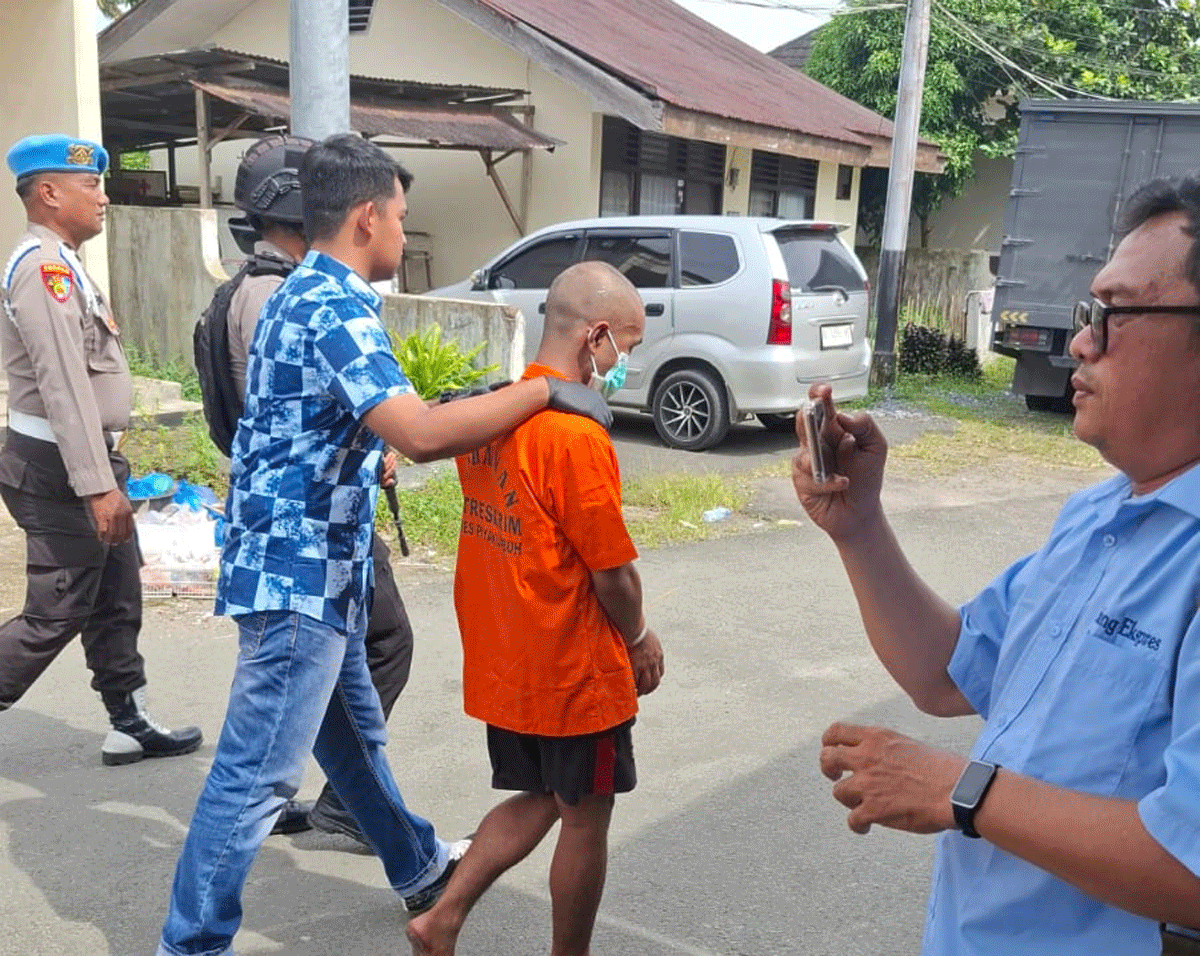 Terduga pelaku digiring petugas setelah ditangkap.