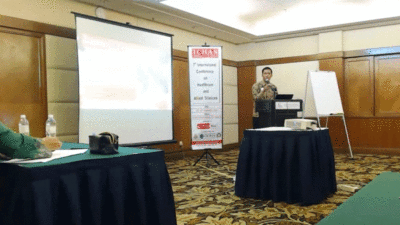 Seorang dosen di Indonesia, Prima Trisna Aji, Rabu (25/11/2024) presentasi dalam sebuah seminar internasional di Malaysia