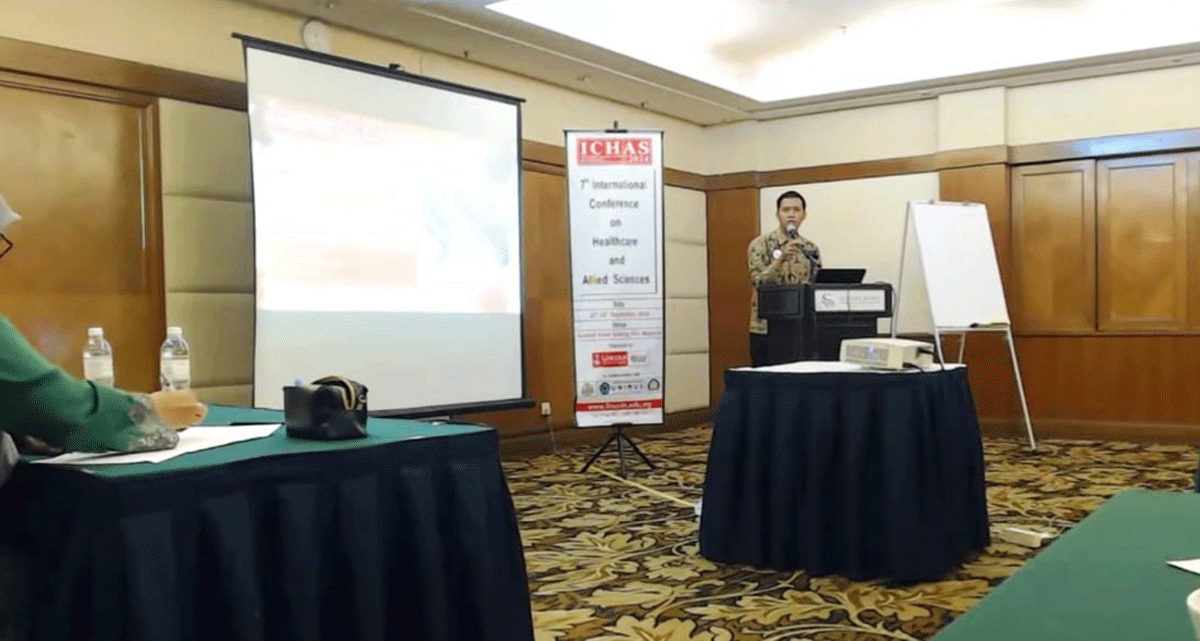 Seorang dosen di Indonesia, Prima Trisna Aji, Rabu (25/11/2024) presentasi dalam sebuah seminar internasional di Malaysia