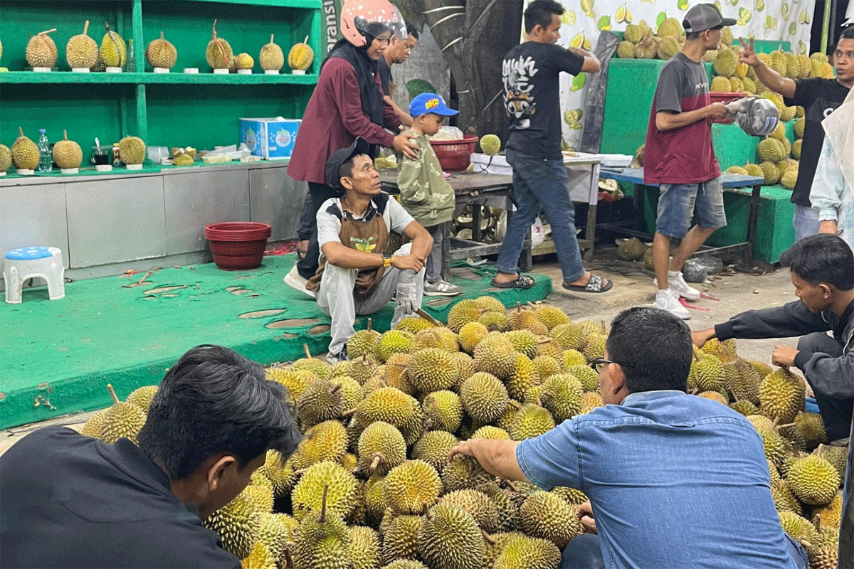Pedagang durian di Pekanbaru. (riau.go.id)