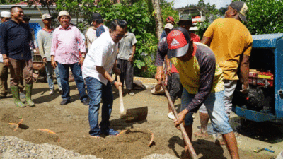 Bupati Tanah Datar ikut gotong royong bersama warga Galogandang