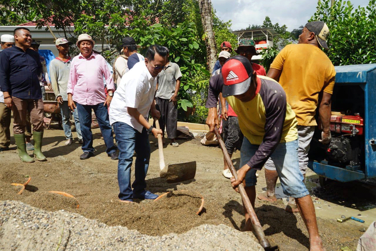 Bupati Tanah Datar ikut gotong royong bersama warga Galogandang