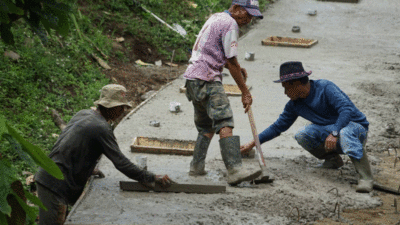 Warga Galogandang, Kabupaten Tanah Datar cor jalan. Warga gotong-royong dan dihadiri Bupati Tanah Datar, Eka Putra. Bupati turut menyumbang10 sak semen dalam gotong royong itu, Rabu (25/12/2024) di Surau Wakaf Jorong Galogandang