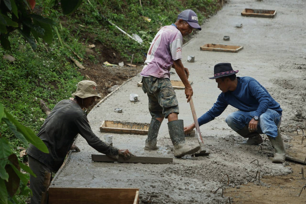 Warga Galogandang, Kabupaten Tanah Datar cor jalan. Warga gotong-royong dan dihadiri Bupati Tanah Datar, Eka Putra. Bupati turut menyumbang10 sak semen dalam gotong royong itu, Rabu (25/12/2024) di Surau Wakaf Jorong Galogandang