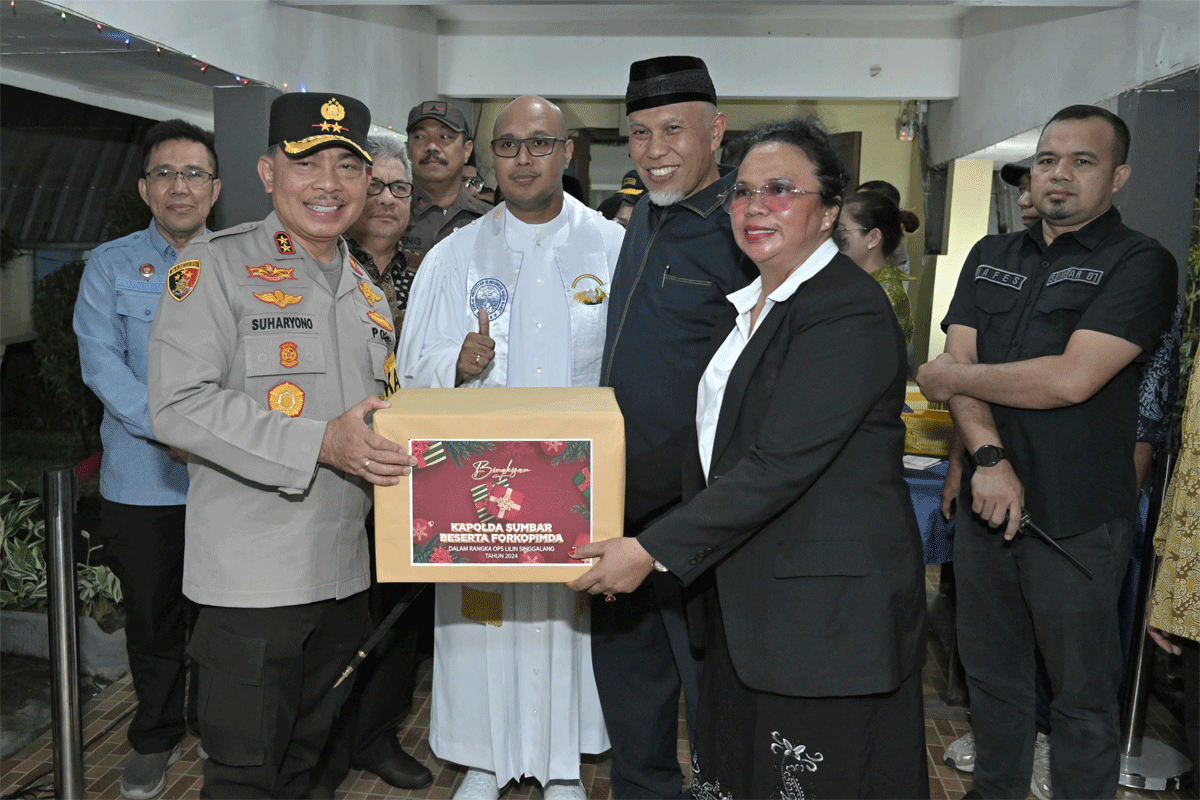 Gubernur Mahyeldi Ansharullah bersama Kapolda Irjen Suharyono tinjau pengamanan malam Natal 2024 di sejumlah pos pengamanan dan Gereja di Padang, Selasa (24/12/2024).