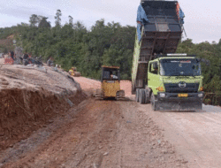 Perbaikan Jalan Longsor di Lintas Riau-Sumbar Dikebut, Pekan Depan Ditargetkan Bisa Kembali Dilintasi Kendaraan 4 Perbaikan Jalan Longsor di Lintas Riau-Sumbar Dikebut, Pekan Depan Ditargetkan Bisa Kembali Dilintasi Kendaraan