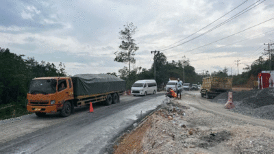 Perbaikan jalan lintas Riau-Sumbar di Tanjung Alai. (riau.go.id)