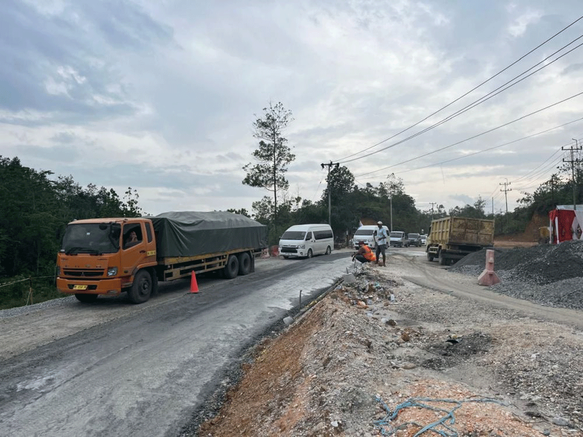 Perbaikan jalan lintas Riau-Sumbar di Tanjung Alai. (riau.go.id)