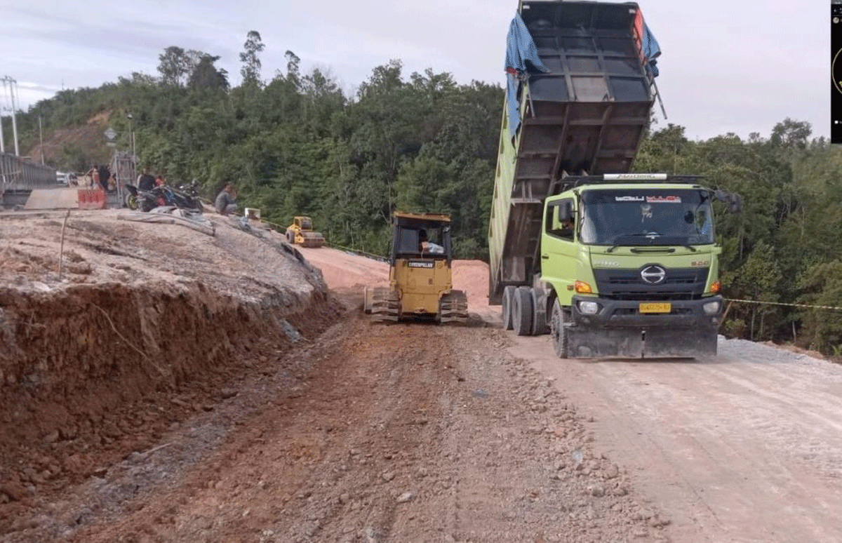 Perbaikan jalan longsor di lintas Riau-Sumbar terus dikebut agar segera bisa dilalui