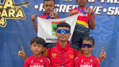Atlet yang meriah dalam kejuaraan sepatu roda di Bandung