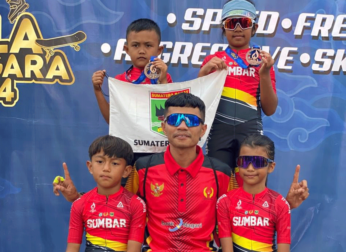 Atlet yang meriah dalam kejuaraan sepatu roda di Bandung