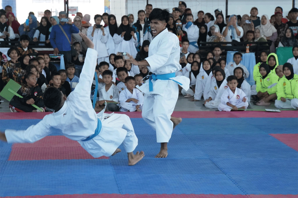 Atlet karate unjuk kebolehan dalam pertandingan