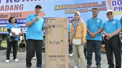 Guberur Mahyeldi serahkan hadiah pada peserta senam massal yang beruntung. (Biro Adpim)