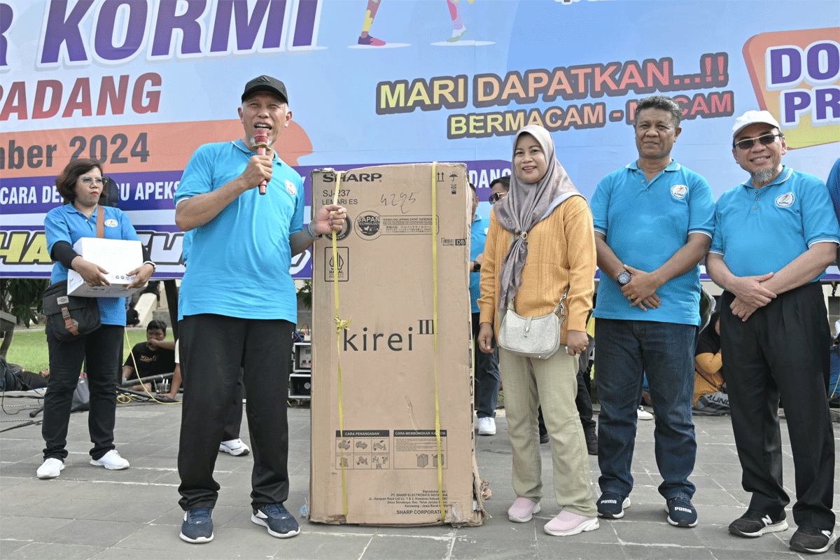 Guberur Mahyeldi serahkan hadiah pada peserta senam massal yang beruntung. (Biro Adpim)
