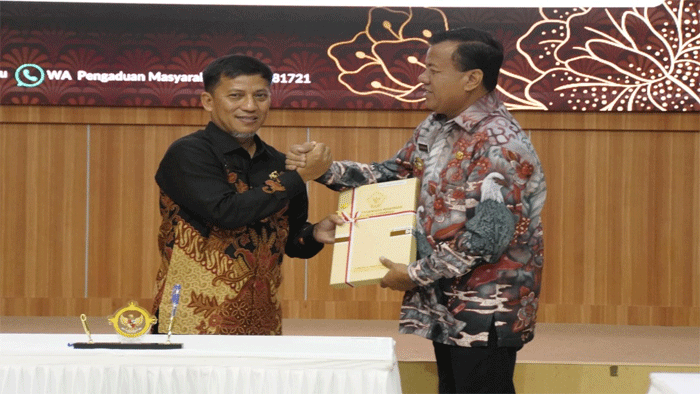 Bupati Kuantan Singingi, Suhardiman Amby menerima Laporan Hasil Pemeriksaan (LHP) dari BPK Perwakilan Riau.
