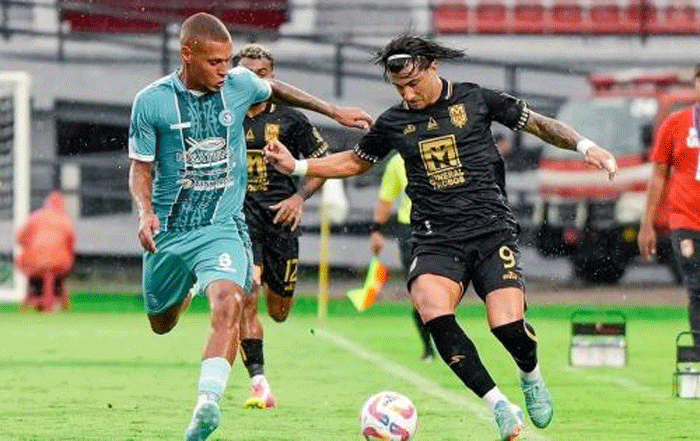 Pertandingan PSBS Biak vs Malut United (Instagram/@malutunitedfc)