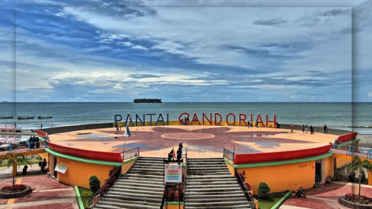 Pantai Gandoriah di Pariaman, Sumatera Barat.