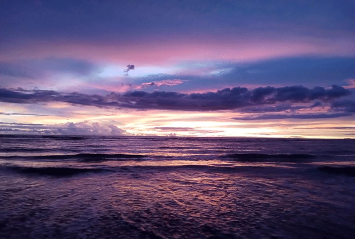 Indahnya pemandangan di Pantai Tiku