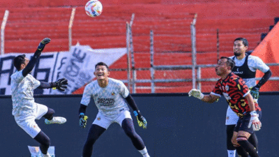Pemain Semen Padang FC latihan