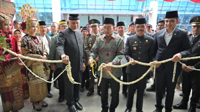 Menteri Kebudayaan Fadli Zon didampingi Gubernur Sumatera Barat Mahyeldi Ansharullah resmikan Museum Pemerintahan Darurat Republik Indonesia (PDRI) di Koto Tinggi, Kecamatan Gunuang Omeh, Kabupaten Limapuluh Kota, Kamis (19/12/2024). (Biro Adpim)