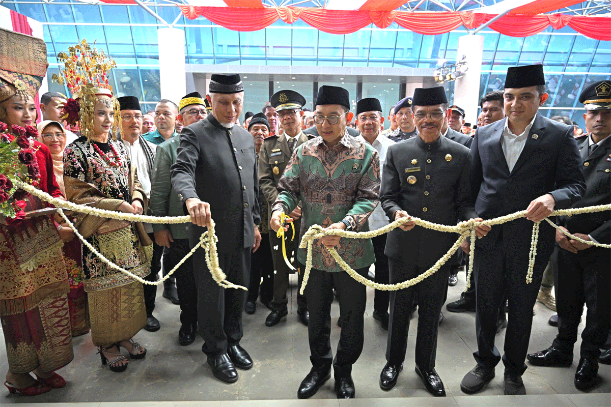 Menteri Kebudayaan Fadli Zon didampingi Gubernur Sumatera Barat Mahyeldi Ansharullah resmikan Museum Pemerintahan Darurat Republik Indonesia (PDRI) di Koto Tinggi, Kecamatan Gunuang Omeh, Kabupaten Limapuluh Kota, Kamis (19/12/2024). (Biro Adpim)