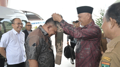 Gubernur Mahyeldi sambut kedatangan Wamen UMKM di Sumbar. (Biro Adpim)