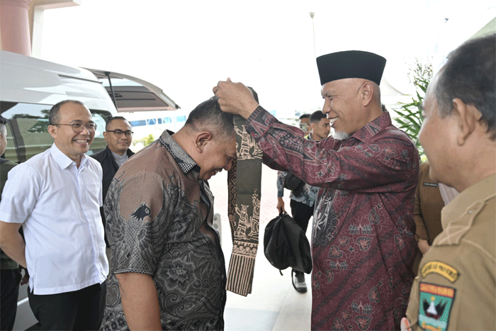 Gubernur Mahyeldi sambut kedatangan Wamen UMKM di Sumbar. (Biro Adpim)