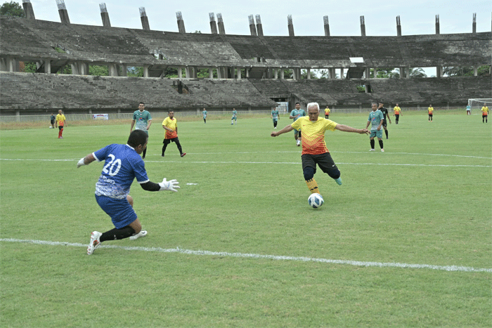 Gubernur Mahyeldi main bola dalam kejuaraan sepakbola antarinstansi pemerintah.