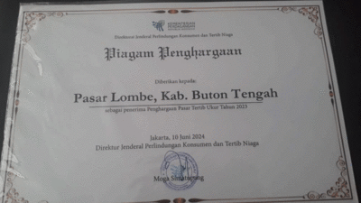 Piagam yang diterima Pemkab Buton Tengah dari Kementerian Perdagangan